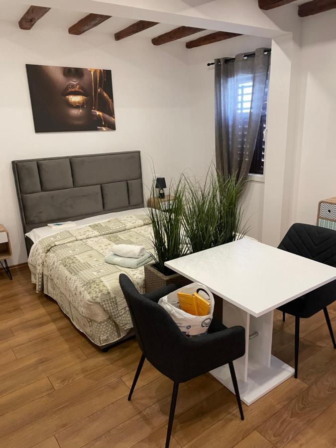 רוביני The Yellow House Apartments מראה חיצוני תמונה