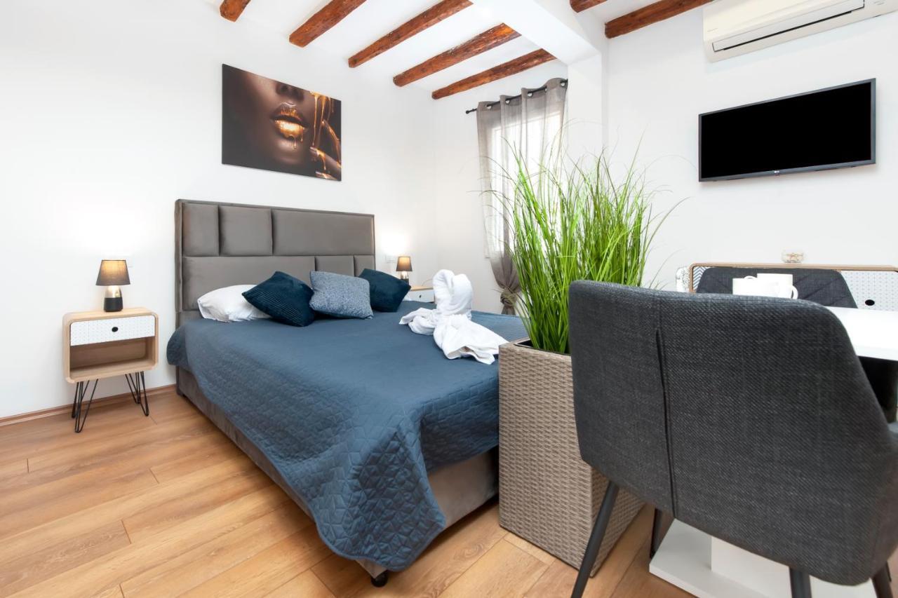 רוביני The Yellow House Apartments מראה חיצוני תמונה