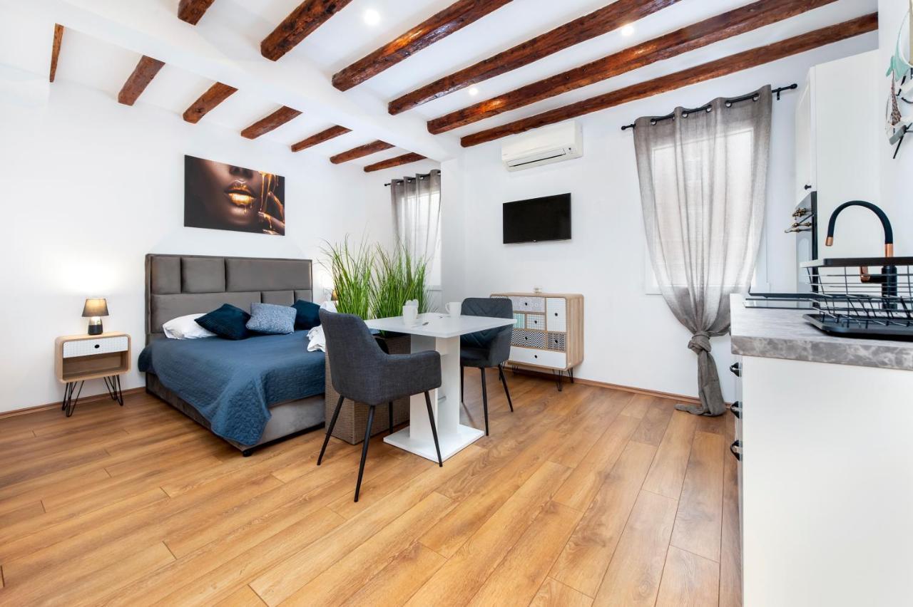 רוביני The Yellow House Apartments מראה חיצוני תמונה